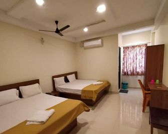 Hotel Santhosh Inn - Velankanni - Bedroom