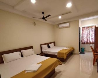 Hotel Santhosh Inn - Velankanni - Bedroom
