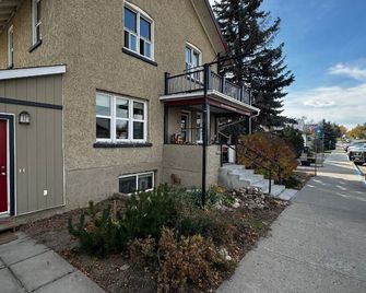 Welcome to The Alcott, a musical inspired cozy suite in Nanton! Pet Friendly! - Nanton - Building