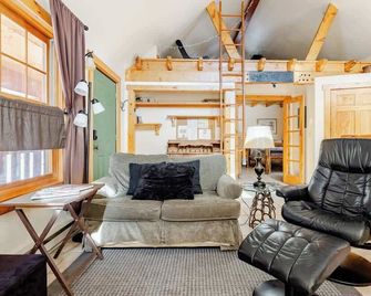 Cabin-Style Ski Home in Minturn with Private Deck - Minturn - Living room