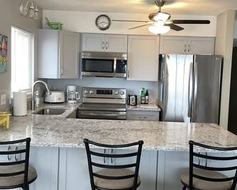 Sun Skipper Ocean Front Top Floor Pink Coral Buidling - Carolina Beach - Cocina