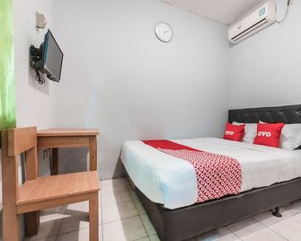 OYO Living 1756 Amira Guest House - Bekasi - Bedroom