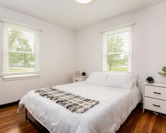 Shamrock 99: Charming Family Home 1.5 Miles From Notre Dame - South Bend - Bedroom