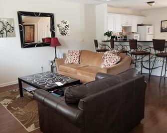 Art and Whimsy in comfy cheerful Townhouse near the beach with parking - Clearwater - Sala de estar