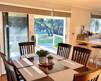 Winbi River Resort Holiday Rentals - Moama - Dining room