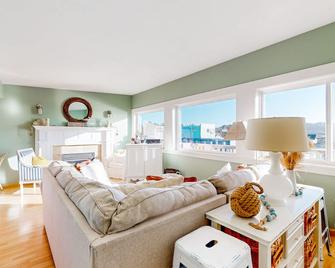 Dog-friendly condo 1 block from beach with ocean view, fireplace, balcony, & W/D - Pacific Beach - Sala de estar