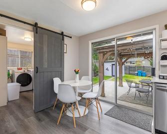 King Bed I Piano I Fenced Yard I Pets Ok - Edmonds - Dining room