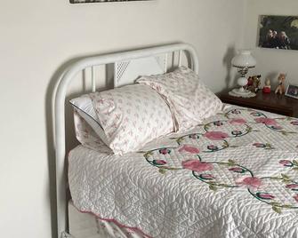 Peaceful Bayside Retreat! Water views with direct private beach access! - Milford - Bedroom