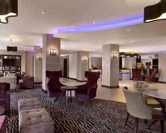 DoubleTree by Hilton Hotel Woking - Woking - Salónek