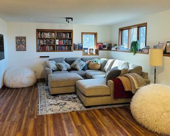 Spacious 4-bedroom house with private access to river in Willow River State Park - Hudson - Huiskamer