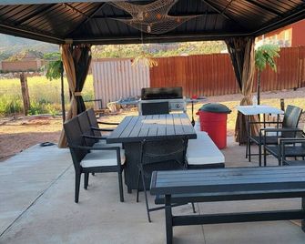 Zions National Park haven, Cozy, pet friendly with private fence! - Colorado City - Patio
