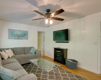 Harpers Ferry Cabin - Walk to Private Lake! - Charles Town - Living room