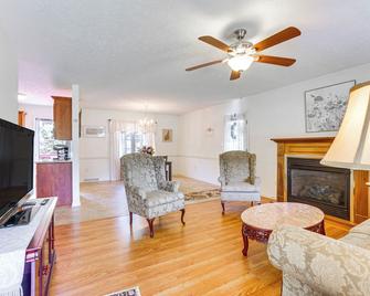 Peaceful Chatham Home with Grill and Deck - Chatham - Living room