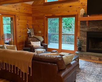 Private and Cozy Lake Wallenpaupack Retreat - Lakeville - Living room