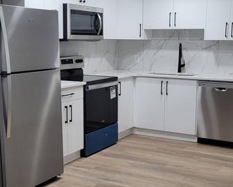 Cozy 2-bedroom building in charming Nisku with WiFi, beautiful community. - Nisku - Kitchen