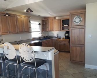 Seabrook Beach Multiweek/Last Minute Discounts Winter Rental 12/1-6/15 - Seabrook - Kitchen