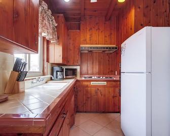 Have fun at the beach in this one bedroom cozy 1 bedroom apartment. - San Diego - Kitchen