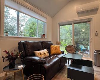Newly Built Barn Loft in Pioneer Valley - Belchertown - Living room
