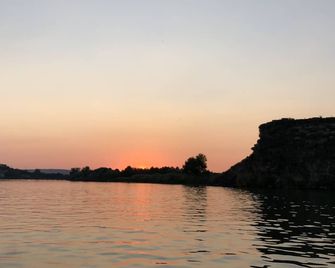 Amazing relaxing get-away home on the Snake River with river view and boat dock. - Hagerman - Outdoors view