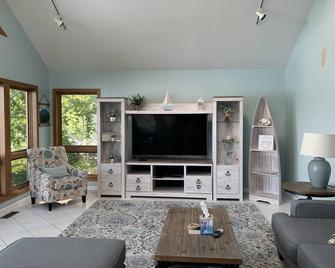 6 Bedroom House On All Sports Lake Cora With Hot Tub And Dock, Sleeps 14!!! - Paw Paw - Wohnzimmer