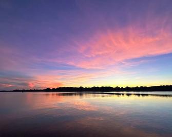 Chesapeake Eastern Shore, Chestertown MD, waterfront with shared pool and dock. - Chestertown