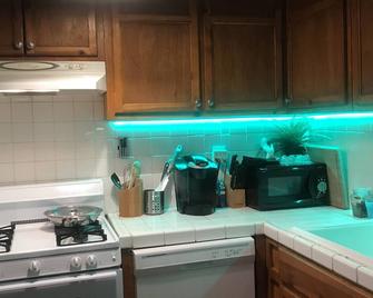 East Hollywood Apartment - Los Angeles - Kitchen