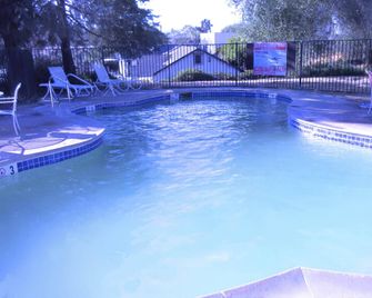 Rodeway Inn Jackson - Martell - Martell - Zwembad