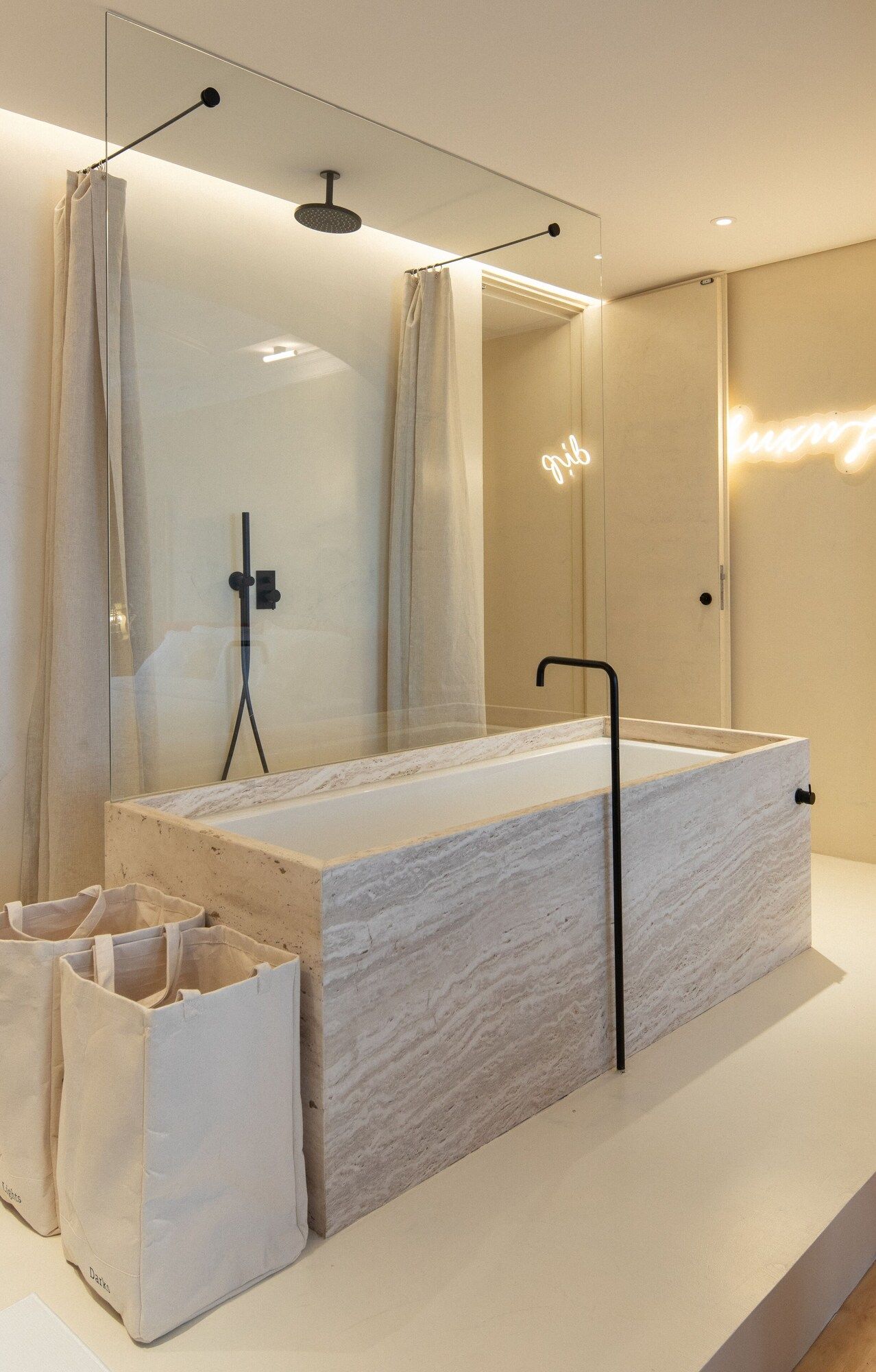Almadina Smart Luxury - Porto - Kamar Mandi