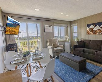 ML 142: Wonderful lift views await you in this inviting summer oasis! - Snowshoe - Living room