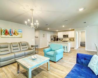 Foley Vacation Rental 7 Mi to Gulf Shores Beaches - Foley - Living room