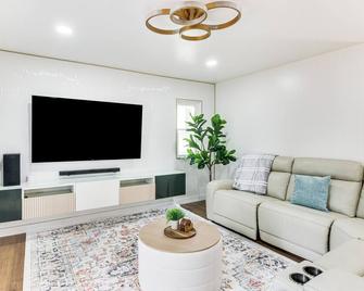 6 Mi to Spectrum Center Spacious Getaway with Deck - Σάρλοτ - Σαλόνι