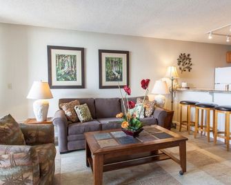 Inviting Condo with a Stunning Ocean View! - Kona Reef C-22 by Casago Kona - Kailua-Kona - Vardagsrum