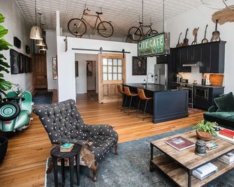 Two Lanes Guesthouse - Historic Downtown Loft Apartment 45 miles S of Nashville - Columbia - Вітальня