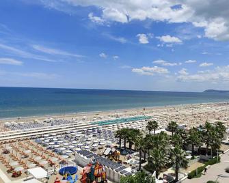 Hotel Sporting Riccione - Riccione - Beach