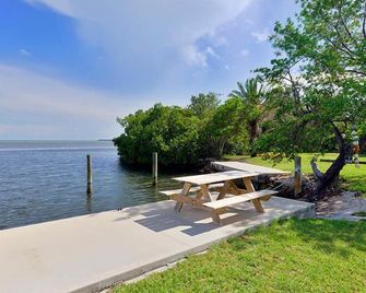 Private Oceanfront Cottage With Dockage, Pool Just Minutes To Key West! - 쿠조키 - 파티오
