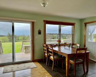 Montgomery Cavendish Cottages - Cavendish - Dining room