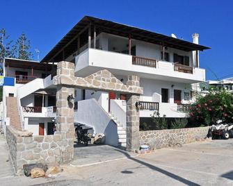 Anerousses - Adamantas - Edificio