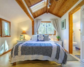 Adorable Two-Person Bungalow in Downtown Nevada City - Nevada City - Bedroom