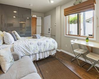 Small Beach Studio/Suite by the beach and shops - Solana Beach - Bedroom