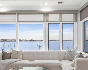 Monmouth Beach 4BR Villa on the Water - Monmouth Beach - Living room