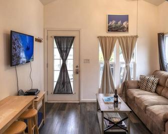 San Juan - Cozy tiny pet friendly home in the heart of the historic Noyo harbor - Fort Bragg - Living room