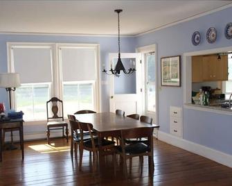 Back in 2026! Beautiful 1800's Waterfront Farmhouse with Guesthouse and Barn - Vinalhaven - Comedor