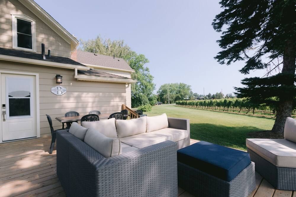 Patio view of NEW Luxury Modern Farmhouse in the Vineyards ✤ 3 Bedroom - Niagara-on-the-Lake