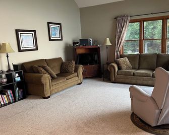 Make memories! Book your vacation now! - Drummond - Living room