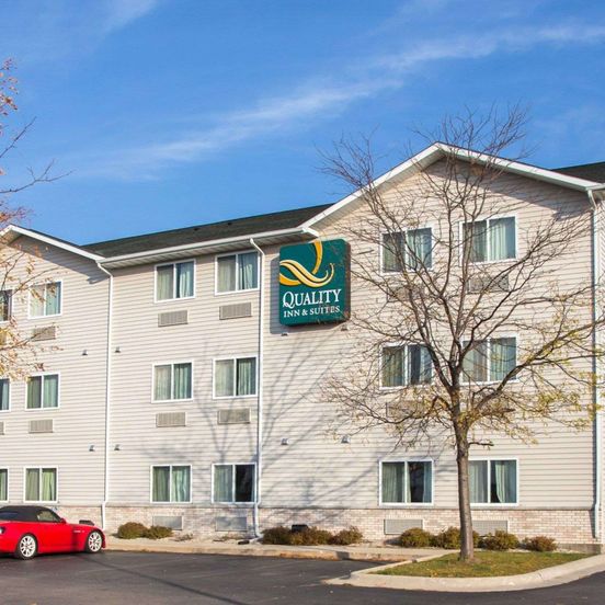 Building view of Quality Inn and Suites Loves Park near Rockford