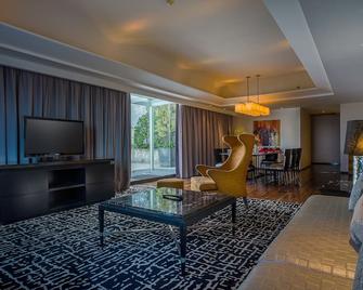 Artotel Ts Suites Surabaya - Surabaya - Living room