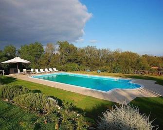 Charmantes Ferienhaus In Castel Cellesi Mit Pool - San Michele in Teverina - Piscina