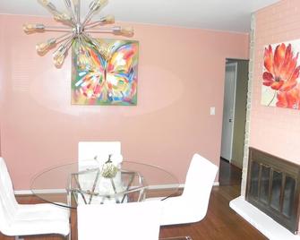 Charming 3-bedroom house with WiFi, AC in pleasant Kalamazoo - Kalamazoo - Dining room