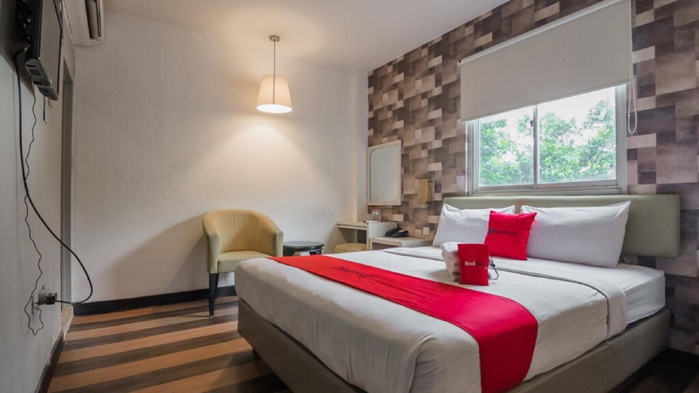 RedDoorz Plus near Mangga Besar Station 2