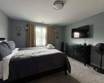 Spacious 3-bedroom Apartment Near School! - Bristol - Bedroom